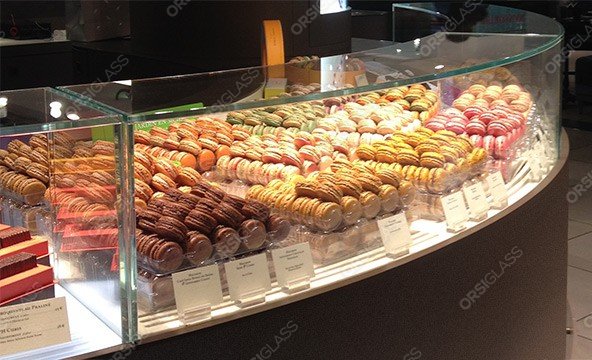 Vitrine en verre bombé et collage UV